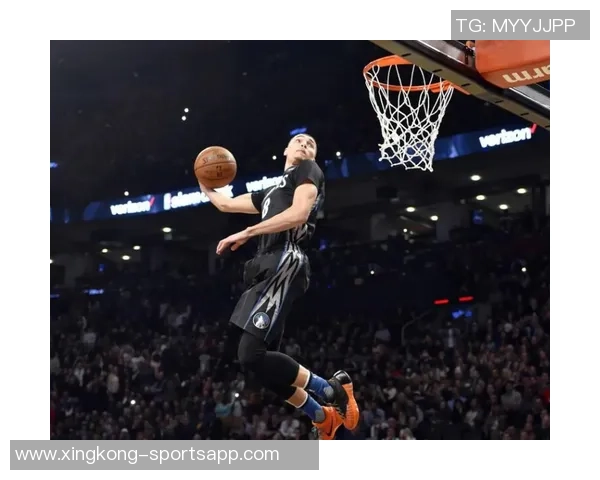 文班在挡拆后华丽转身空接背扣展现惊人弹跳与技巧