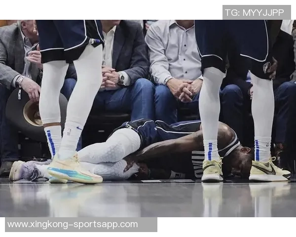 杰伦布朗勇猛冲击篮筐展现强硬风格却意外零罚球引发热议