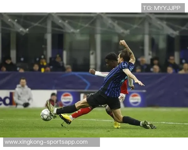 孔塞桑伊尔迪兹华丽过人连连挑战防线前者射门被挡精彩瞬间引发全场欢呼 孔塞桑伊尔迪兹华丽过人连连挑战防线前者射门被挡精彩瞬间引发全场欢呼